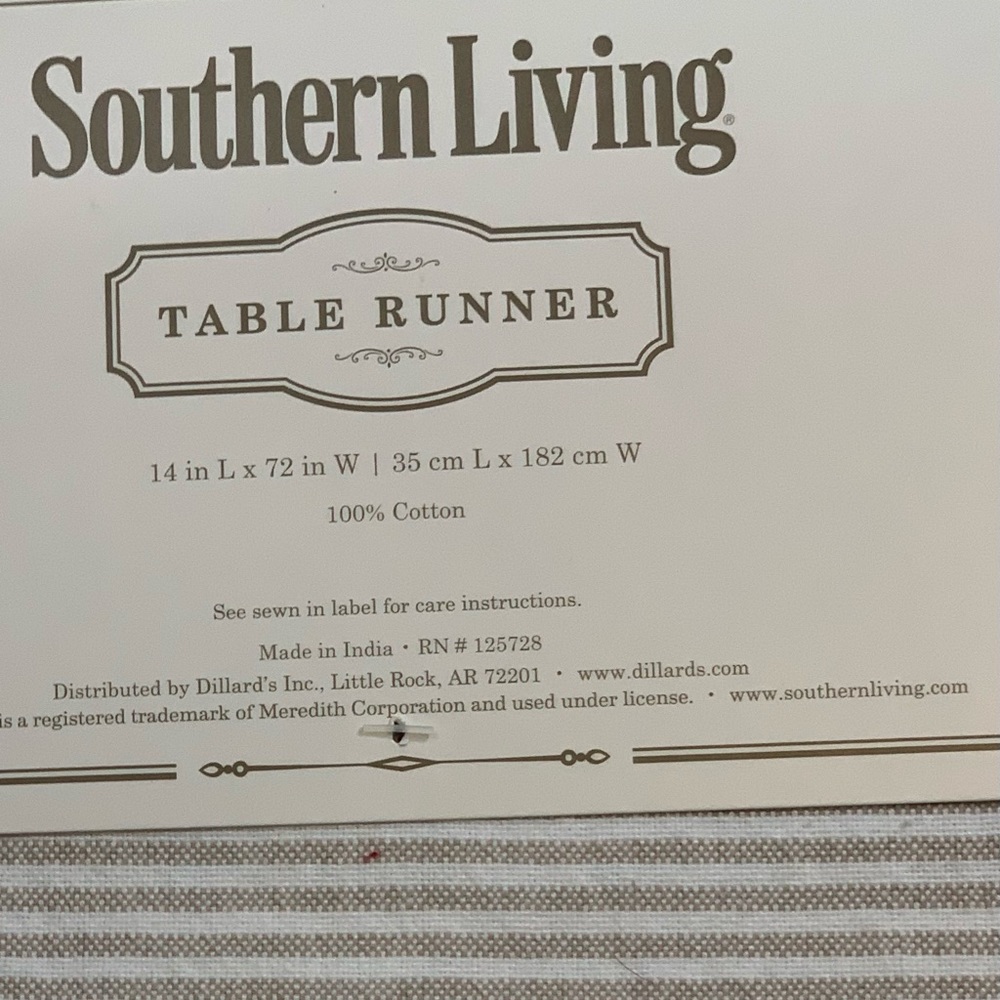Southern Living TABLE RUNNER 14 in Lx 72 in W | 35 cm L x 182 cm W. 100% Cotton.